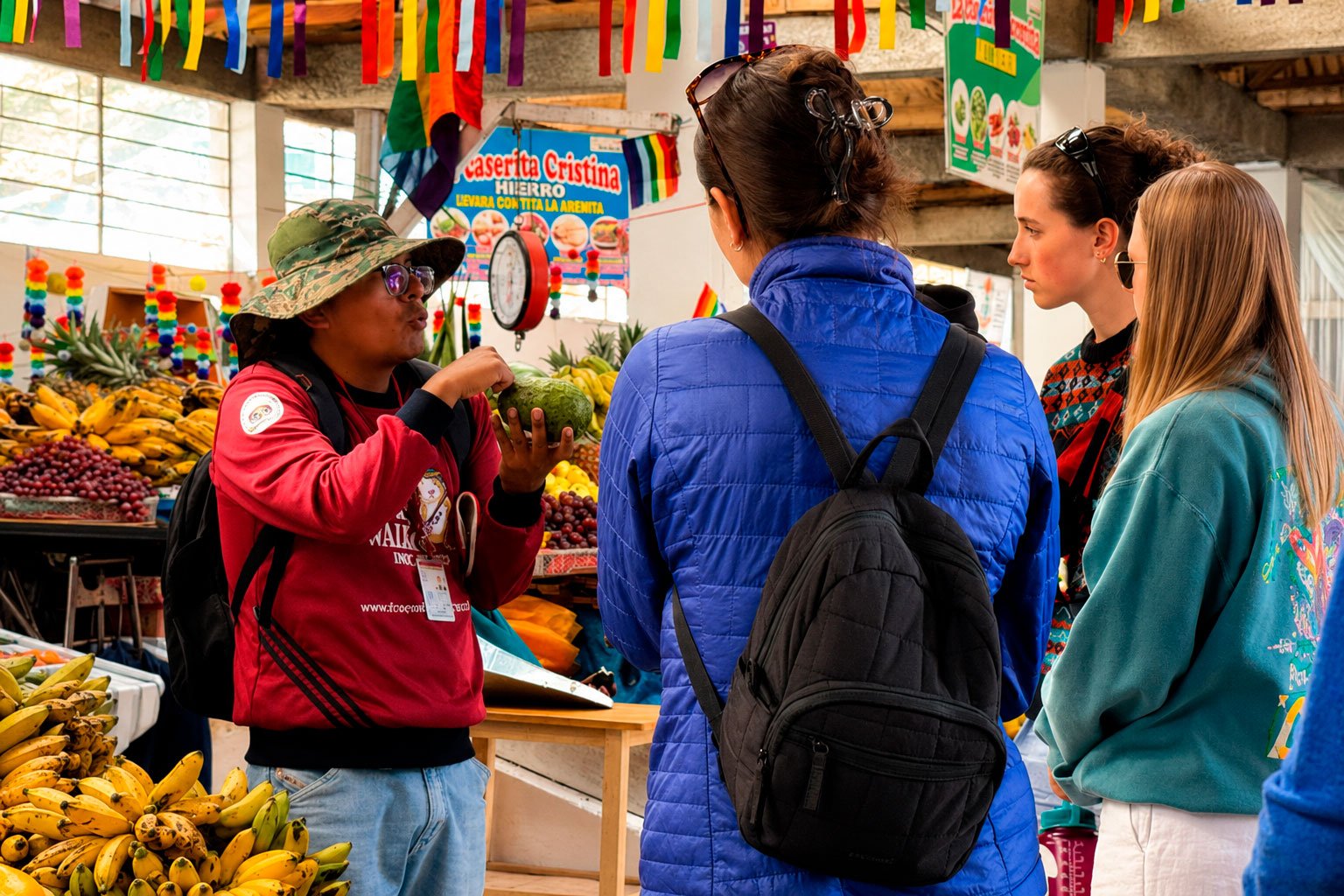 Viajeros realizando el free tour Cusco gastronomico en el Mercado de San Pedro