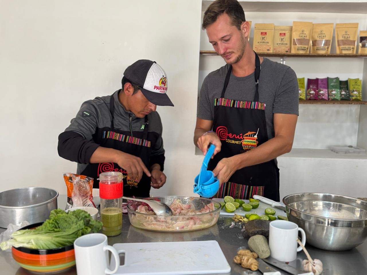 Viajeros participando en clases de cocina en Cusco